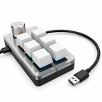 Weißes Makropad mit sechs Tasten zur Veranschaulichung von USB-C-Anschluss und USB-A-Kabelstecker
