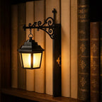 Klassische Laterne als Bücherregal-Leuchte an einer dunklen, dekorativen Halterung mit einem Lichtakzent vor den Buchrücken.