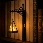 Pyramidenlaterne als Bücherregal-Leuchte an einer dunklen, dekorativen Halterung mit einem Lichtakzent vor den Buchrücken.