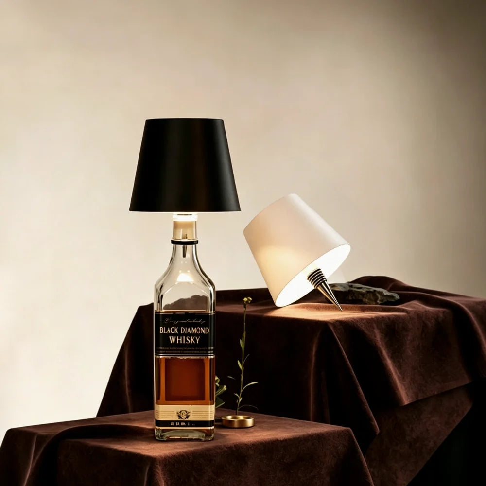 Têtes de lampe BottleGlow en noir et blanc affichées avec une bouteille