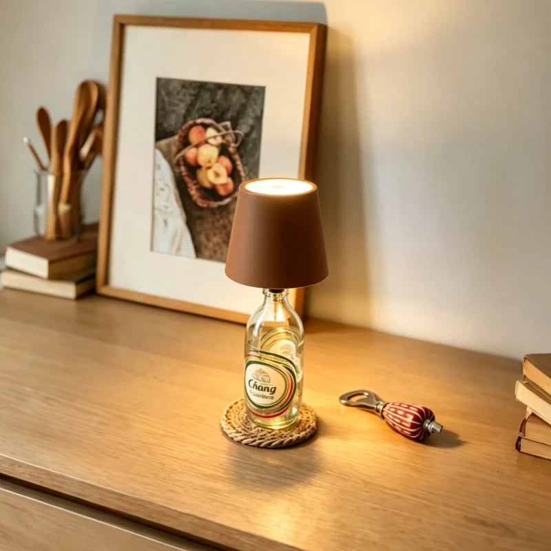 Tête de lampe BottleGlow marron affichée sur une bouteille sur un comptoir de cuisine