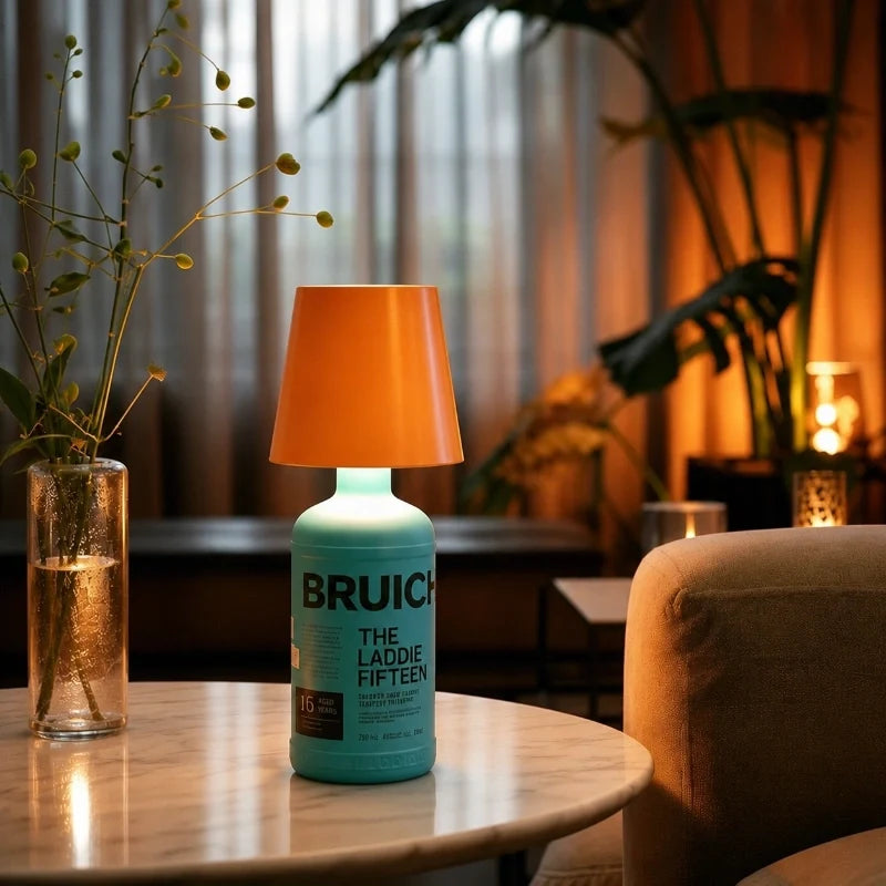 Tête de lampe BottleGlow orange affichée sur une bouteille turquoise