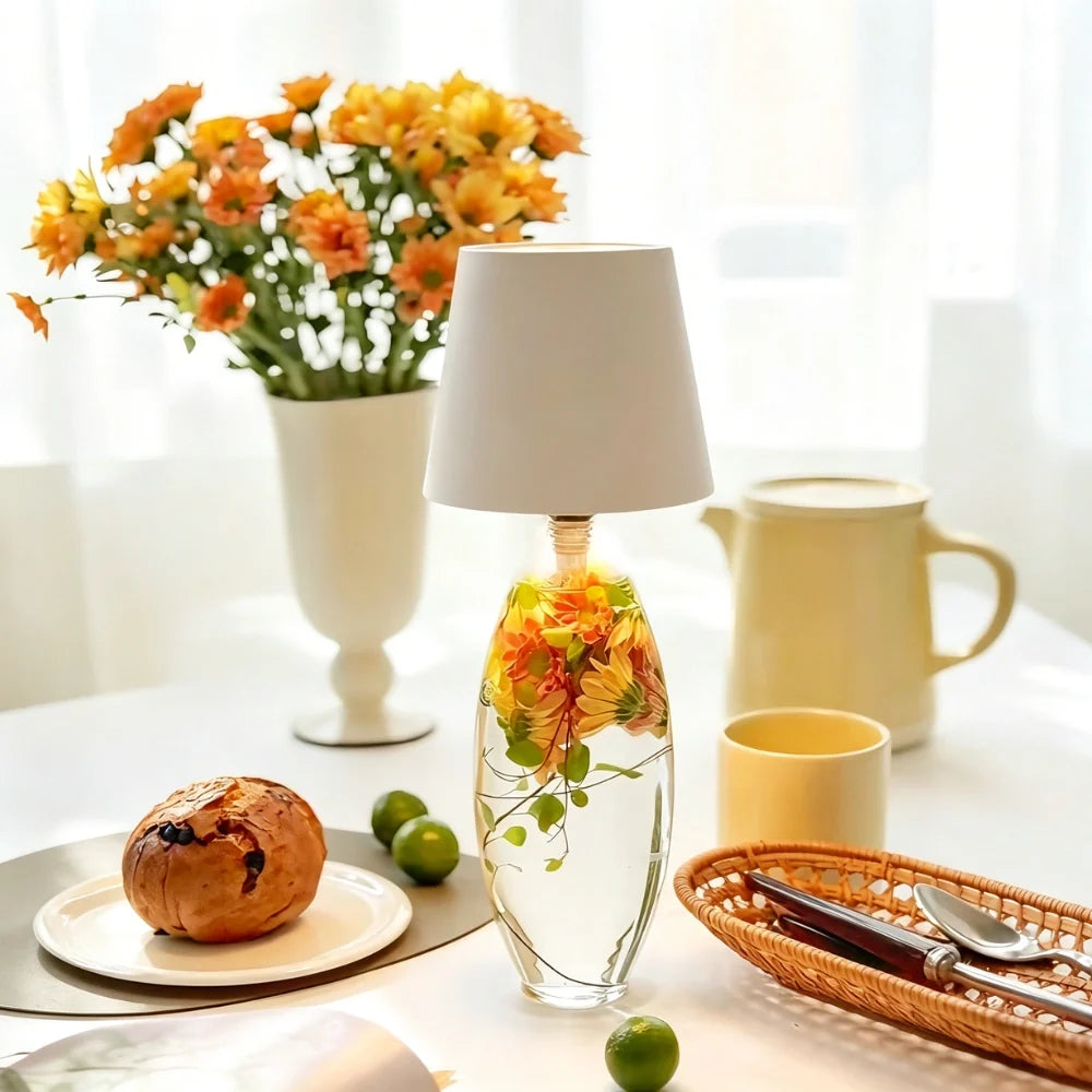 Lampe BottleGlow blanche sur une bouteille décorative à une table de petit-déjeuner