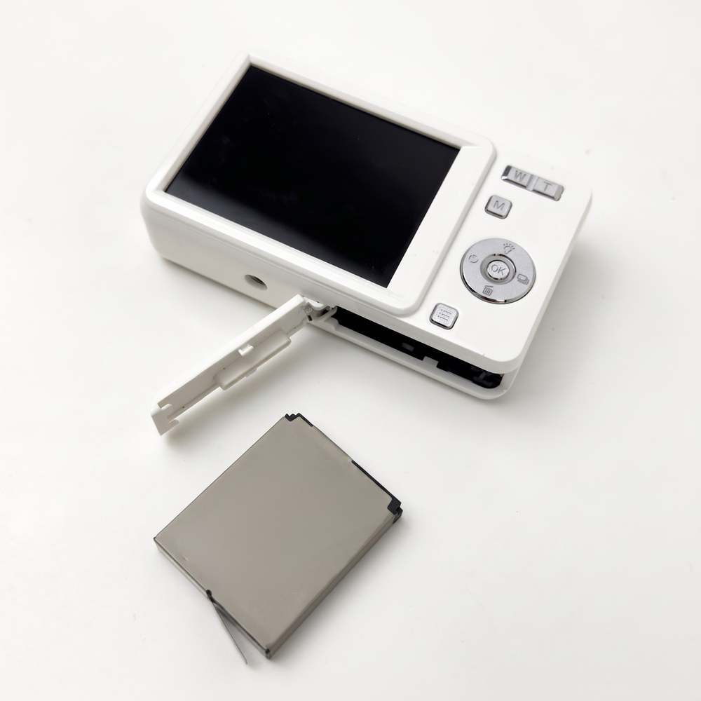 Chroma Slide-camera met het batterijcompartiment open en de batterij verwijderd