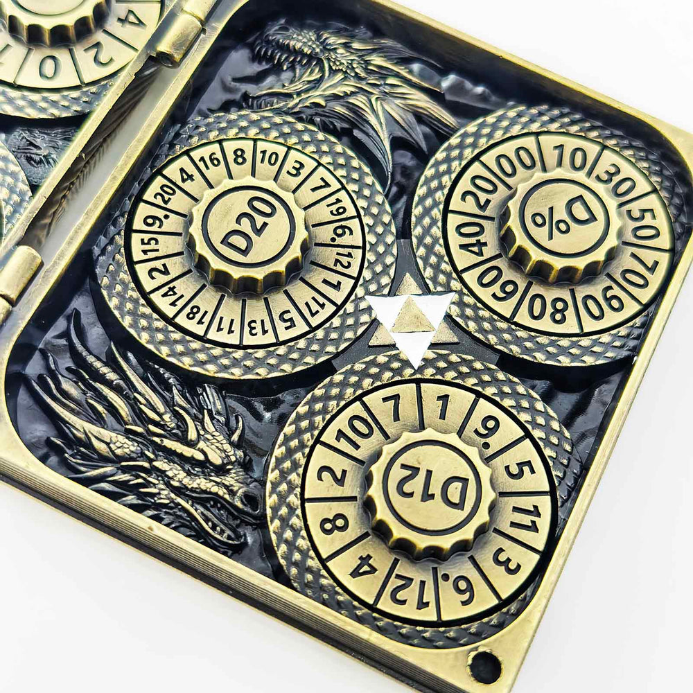 Close-up van de D20, D100 en D12 draaischijven in het Codex dobbelboek