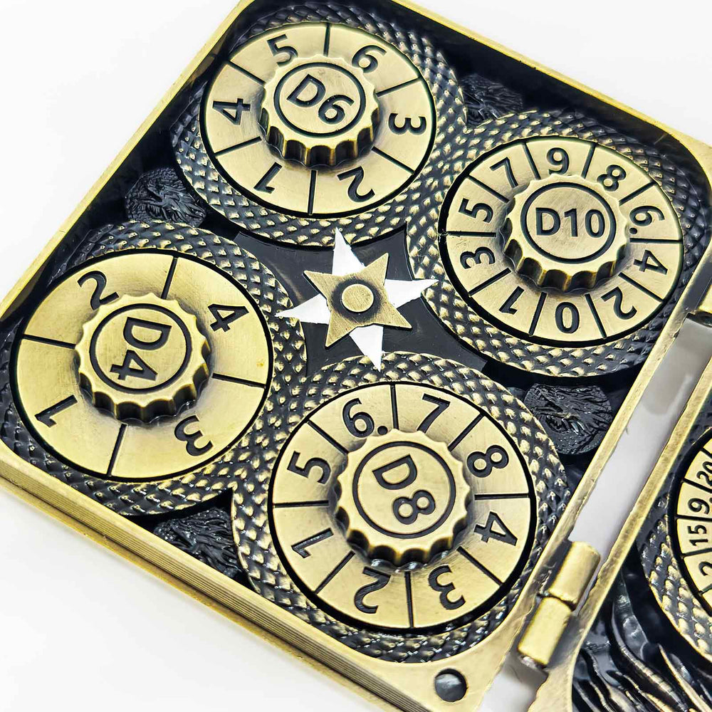 Close-up van de D4, D6, D8 en D10 draaischijven in het Codex dobbelboek