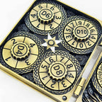 Close-up van de D4, D6, D8 en D10 draaischijven in het Codex dobbelboek