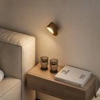 Applique EasyStick installée au-dessus d’une table d’appoint en bois