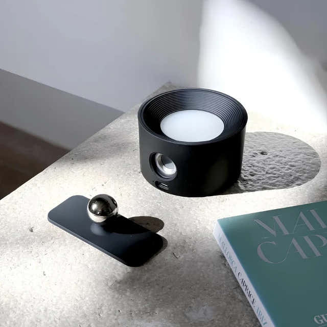 Schwarze EasyStick runde Wandleuchte, die von ihrer magnetischen Kugelgelenkbasis getrennt ist — Gearfinch