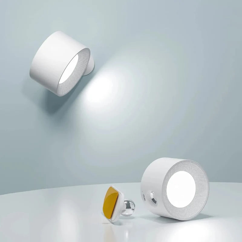 Lumières EasyStick blanches montrées montées sur un mur et détachées sur une table