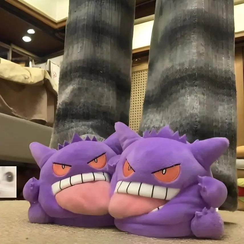 Vorderansicht der Gengar-Plüschhausschuhe beim Tragen im Haus