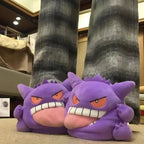 Vorderansicht der Gengar-Plüschhausschuhe beim Tragen im Haus