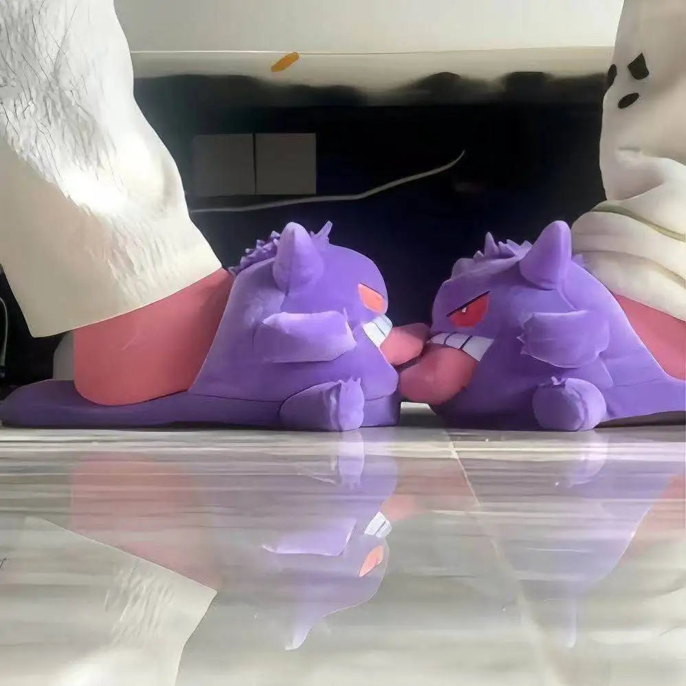 Seitenansicht mit offenen Fersen und rosa Socken in den Gengar-Hausschuhen