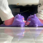Seitenansicht mit offenen Fersen und rosa Socken in den Gengar-Hausschuhen
