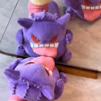 Nahansicht von Gengars Gesicht und dem Zungeneffekt mit rosa Socken