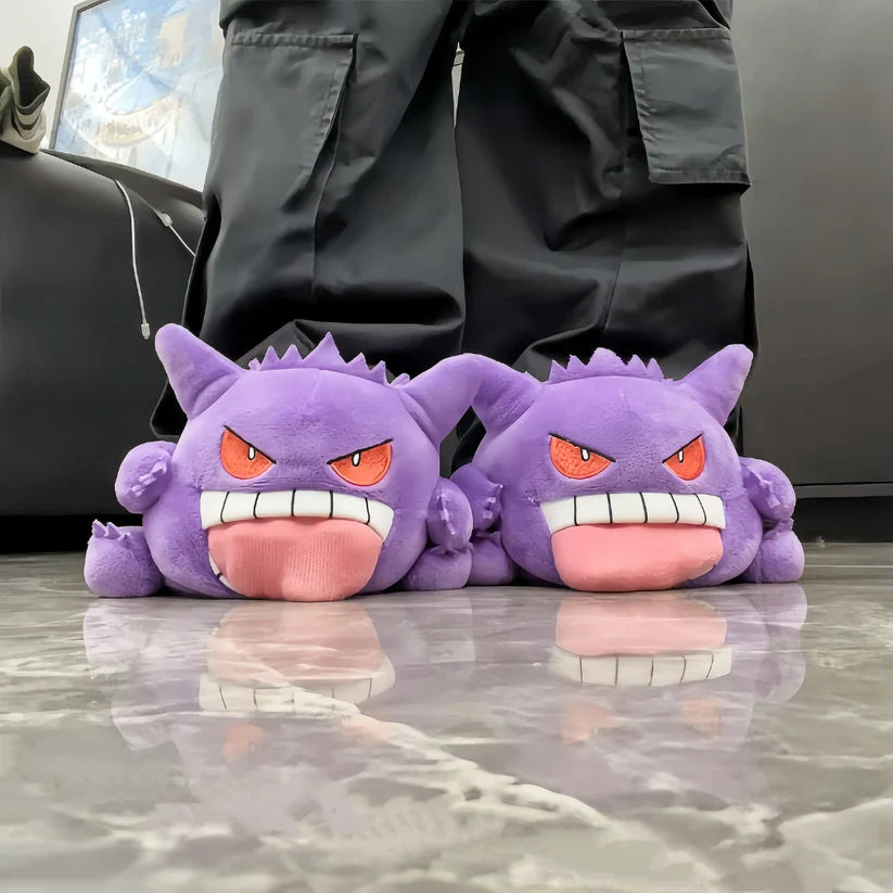 Getragene Gengar-Hausschuhe mit rosa besockten Zehen in den Mundöffnungen