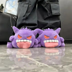 Getragene Gengar-Hausschuhe mit rosa besockten Zehen in den Mundöffnungen