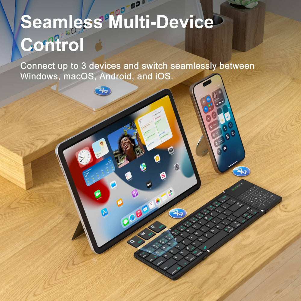 Nillkin Cube Pocket-toetsenbord naast een tablet en telefoon op een bureau