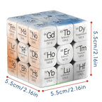 Lichte 3x3 puzzelkubus ZNX409 met het periodiek systeem, lichte vlakken, donkere elementnamen en maataanduidingen
