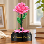 Rosa Rosen-Bauset ohne Haube mit sichtbaren Blütenblättern, Blättern und Spieluhrsockel