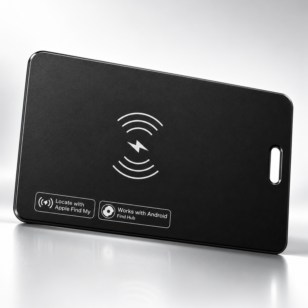 Schwarze wiederaufladbare Tracker-Karte mit Ladesymbol vor hellem Hintergrund — Gearfinch