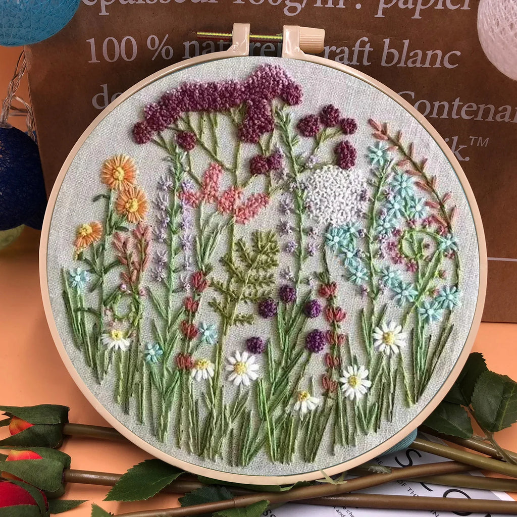 Originalansicht der fertigen Wildblumenstickerei mit weinroten Blüten, Margeriten und türkisen Blütenblättern